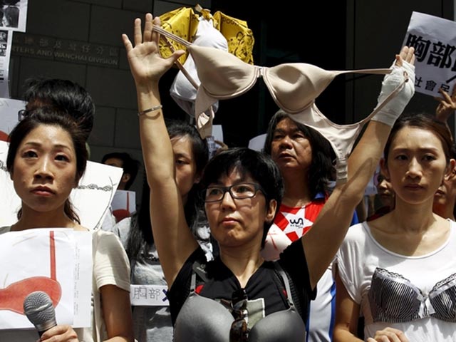 Сразу две массовые акции в защиту женской груди прошли в противоположных концах Земли - в Гонконге и канадского городе Уотерлу