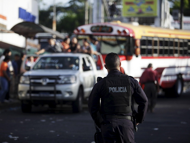 Пять человек погибли и еще, по разным данным, один или двое пострадали во время перестрелки во время футбольного матча в городе Дельгадо в Сальвадоре