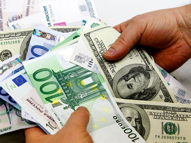 Курс доллара на открытии торгов превысил 62 рубля, евро - 69 рублей