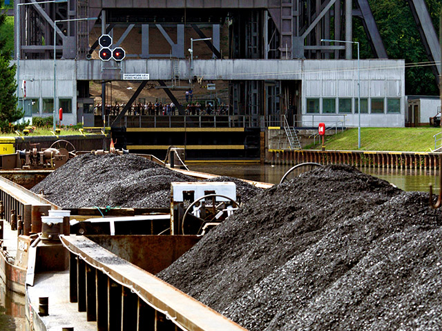 Алтайский край второй раз меняет условия двух закупок, в ходе которых планирует приобрести 427 тыс. тонн угля для отопительного сезона 2015-2016 годов