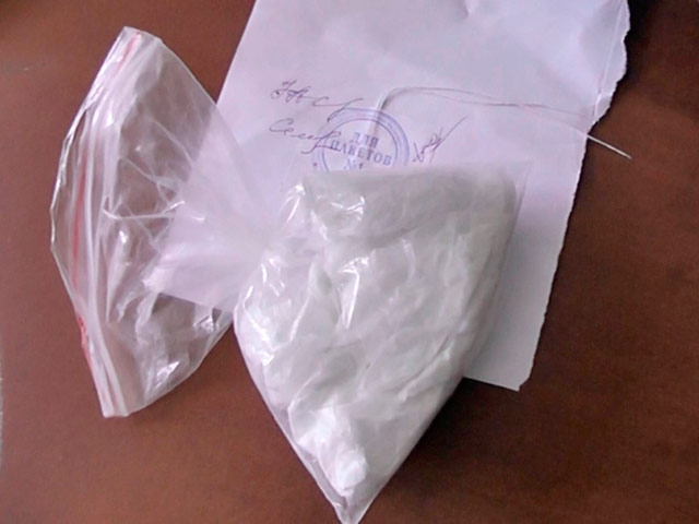 В Кемеровской области полицейские обезвредили преступную группировку, распространявшую синтетические наркотики. В банду входил сотрудник туристической компании, сбывавший запрещенные вещества прямо в офисе