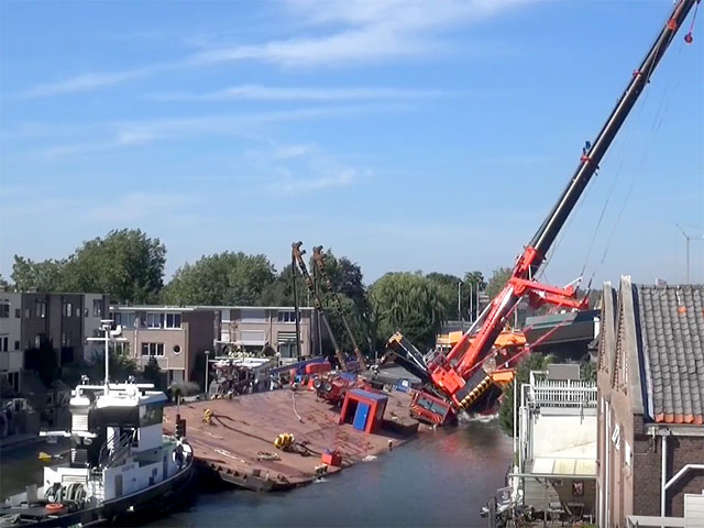 В городе Алфен-ан-ден-Рейн на западе Нидерландов работа подъемных кранов, которые были установлены на понтонах, окончилась трагедией