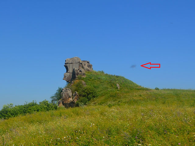 Местные жители селения Верхний Куркужин в Кабардино-Балкарии обнаружили в небе загадочный объект, очертания которого удалось заснять на фотоаппарат