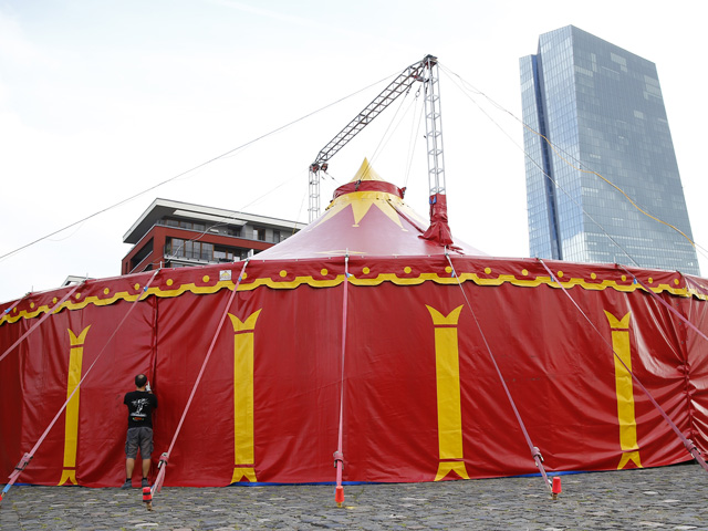На ярмарке цирка в американском городе Ланкастер в штате Нью-Гэмпшир из-за сильного ветра на людей упал шатер. Происшествие случилось прямо во время представления. Два человека погибли, еще не менее 15 пострадали