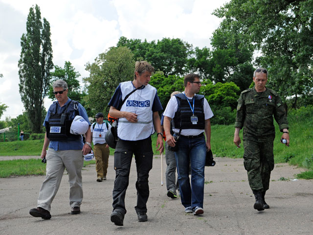 Представители Специальной мониторинговой миссии ОБСЕ прибыли на место обстрела в городе Донецке, июнь 2015 года