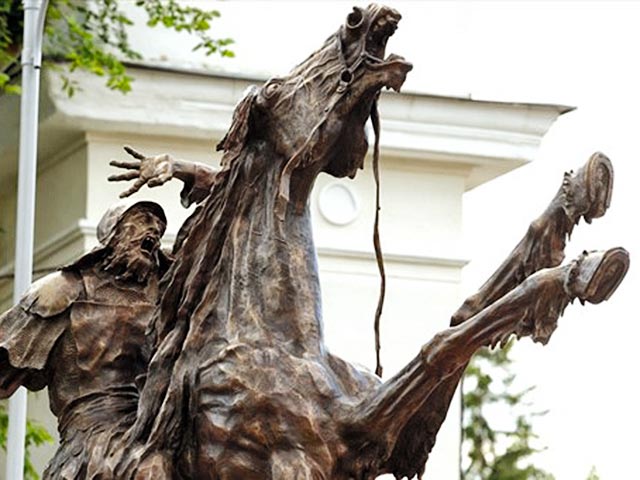В Томске установили памятник Ермаку на пятиногом коне, об уместности которого в городе шли многолетние споры