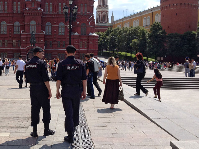 На Красной площади можно недолго простоять в футболке с бессмысленной надписью про Путина, и при этом не попасть в автозак