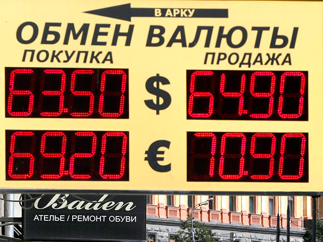 Рубль слабеет, доллар может стоить 70 рублей после нового падения цен на нефть 