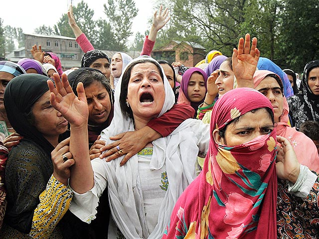 Пять женщин в возрасте от 45 до 50 были убиты в индийской деревне толпой, посчитавшей их виновными в колдовстве, передает "Русская служба ВВС". В деревне прошли массовые задержания