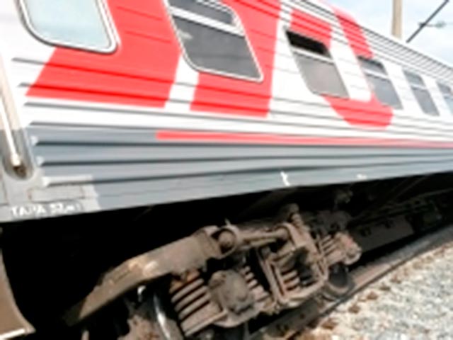 Компания "Российские железные дороги" назвала предварительную причину схода с рельсов вагонов пассажирского поезда в Мордовии: это "вмешательство посторонних лиц в работу ж/д транспорта"