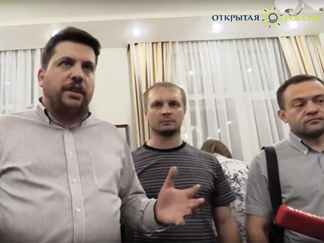 В Новосибирске после госпитализации одного из участников оппозиционеры решили прекратить голодовку с требованием вернуть Демкоалиции собранные подписи, которые признали недействительными в избиркоме
