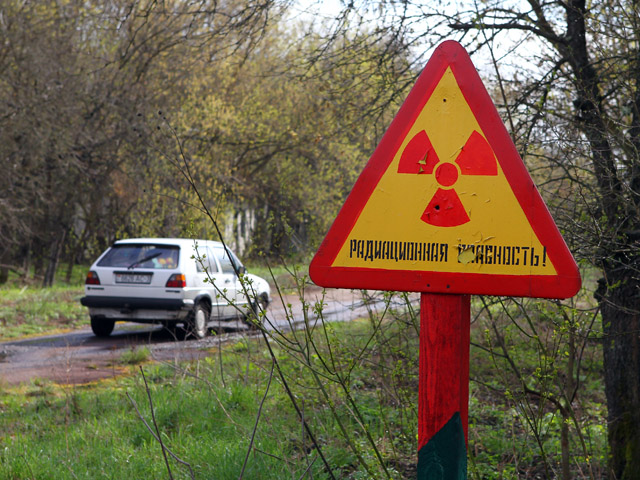 Автомобиль с переселенцами, которым разрешили посещение их заброшенных домов в зоне отчуждения вокруг Чернобыльской АЭС, въезжает в деревню Дерновичи, отселенную в 1986 году после катастрофы на ЧАЭС