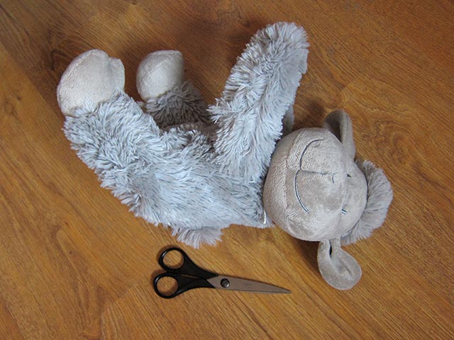 По данным начатого расследования, пьяные молодые люди открыто похитили мягкую игрушку и ножницы из музея "Дом куклы" на набережной Ла-Рошель в Петрозаводске