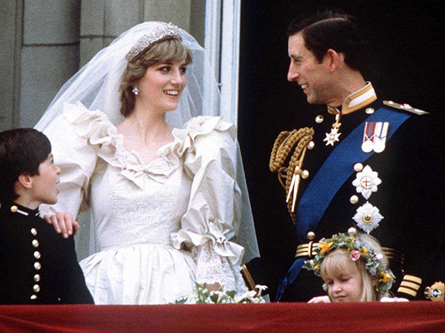 Четырнадцать неизвестных фотографий с торжественного приема в Букингемском дворце, который состоялся 29 июля 1981 года в честь свадьбы принца Чарльза и Дианы Спенсер были впервые опубликованы в интернете на сайте американского аукционного дома RRauction