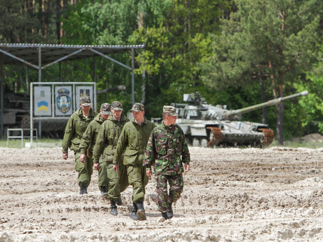 Власти Великобритании заявили о намерении отправить на Украину дополнительных инструкторов для обучения военнослужащих после очередного нарушения перемирия с сепаратистами на Донбассе