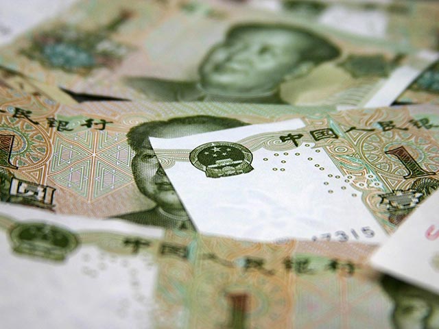 Китай третий день подряд снижает курс юаня к доллару более чем на 1%
