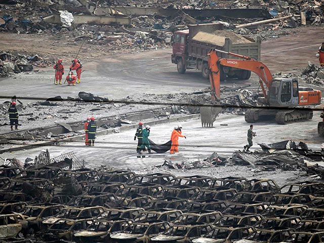В районе ликвидации последствий взрыва на складе в портовом городе Тяньцзинь на севере Китая спасатели к 09:00 утра по местному времени (04:00 по Москве) обнаружили 32 выживших