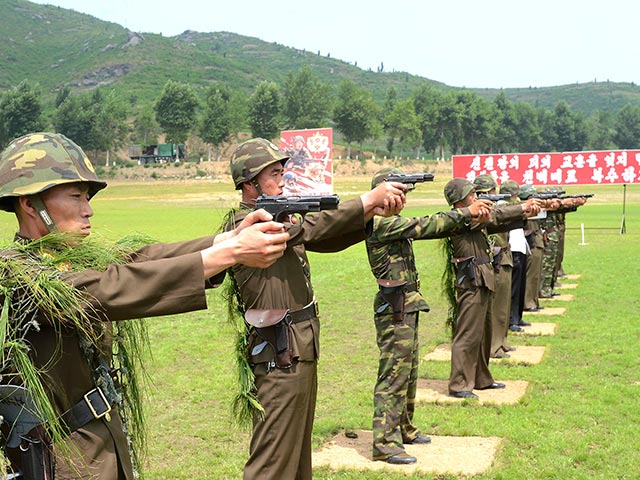 В КНДР на учениях солдаты стреляли по фотографии президента Южной Кореи 