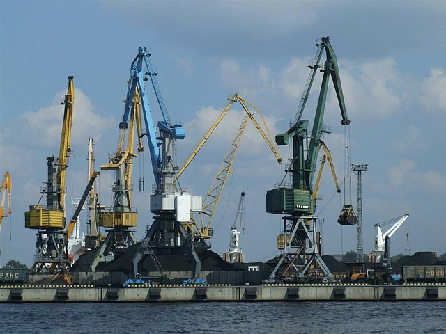 Латвийские официальные лица опасаются, что Россия под предлогом ремонта путей на два месяца прекратит транзит угля и удобрений через Рижский порт
