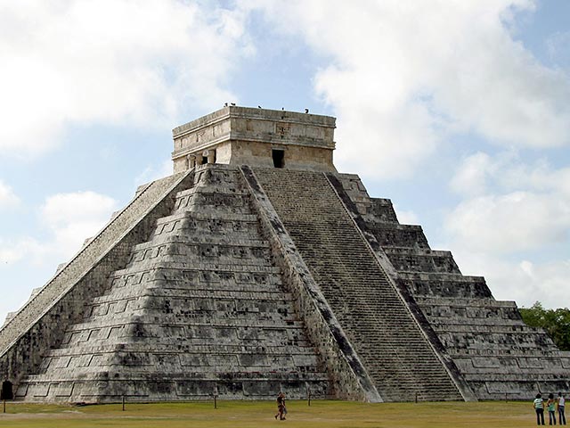 В Мексике археологи обнаружили уникальное подземное озеро под пирамидой Кукулькана в древнем городе майя Чичен-Ица. Это стало результатом электротомографического исследования грунта вблизи пирамиды
