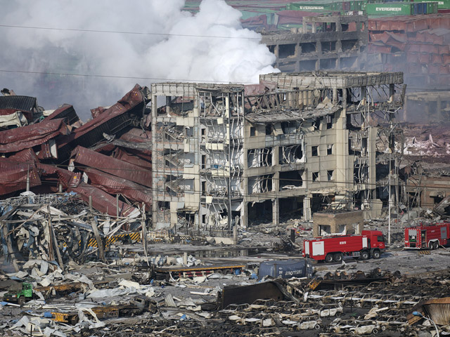 В результате мощных взрывов на складе легковоспламеняющихся веществ в портовом городе Тяньцзинь на севере Китая погибли 85 человек, в их числе 21 пожарный