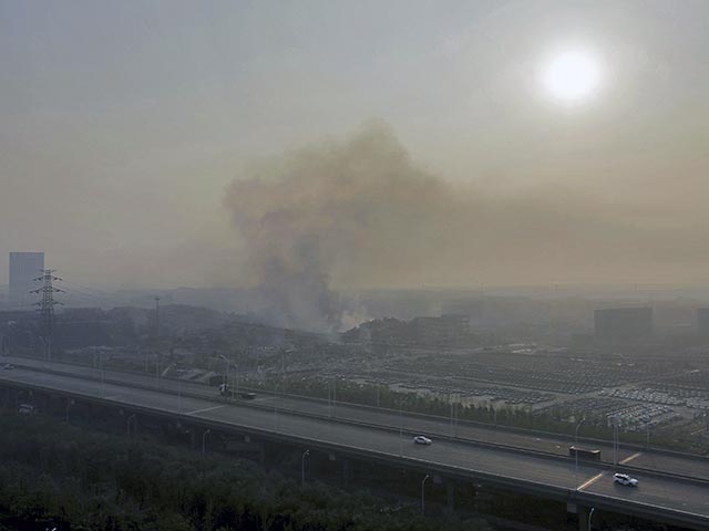 В китайском Тяньцзине, где произошел взрыв на складе легковоспламеняющихся веществ, новый инцидент: в субботу утром в районе ЧП новые взрывы, а из-за возможной утечки химикатов объявлена эвакуация 3-километрового периметра вокруг места трагедии