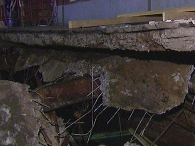 В Москве в районе гостиницы "Балчуг" произошло обрушение на строительной площадке. По разным данным, пострадал один или два человека