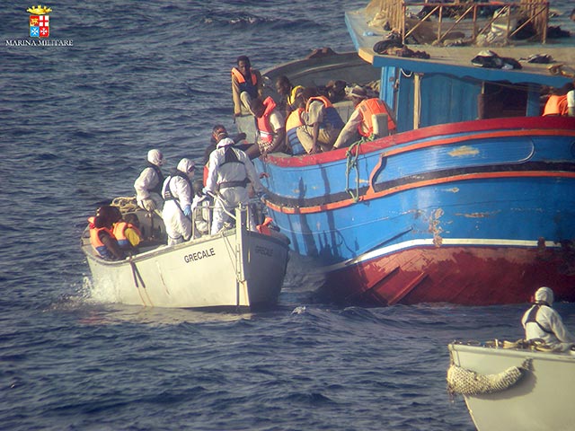 Как передает ТАСС, всего на судне, проплывавшем мимо берегов Ливии, было 300 человек. В настоящее время идет операция по спасению выживших нелегалов