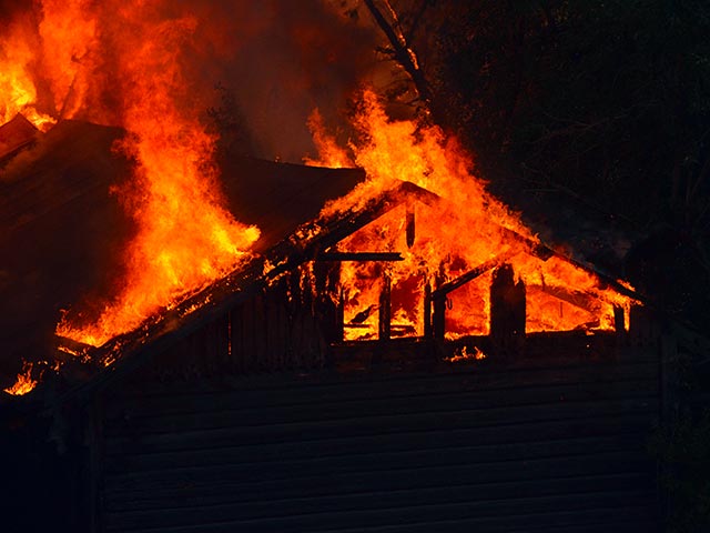 Жилые дома горят в Кувандыкском районе Оренбургской области, жители эвакуированы