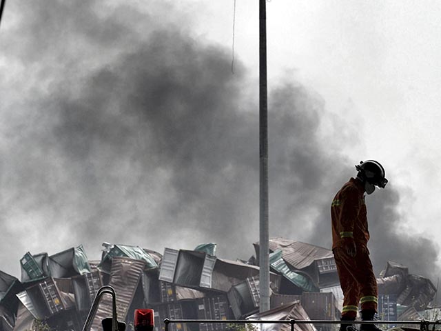 Количество жертв взрывов и пожара на складе с опасными веществами, который произошел ночью в среду в китайской городе Тяньцзинь, увеличилось до 104 человек