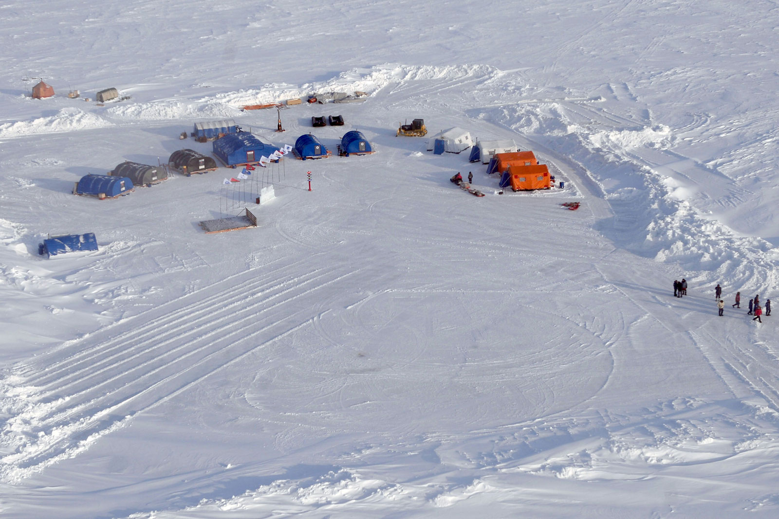 5 августа Минприроды РФ приступило к плановой эвакуации дрейфующей станции "Северный полюс-2015" из Арктики, открывшейся в апреле