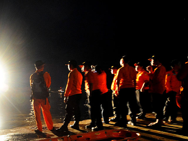 Пропавший над индонезийской провинцией Папуа самолет с 54 людьми на борту разбился, сообщили национальные новостные порталы Detik и Compas. Официально поисковая операция прервана до утра понедельника