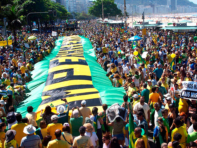 В Бразилии сотни тысяч демонстрантов призвали отправить президента страны в отставку