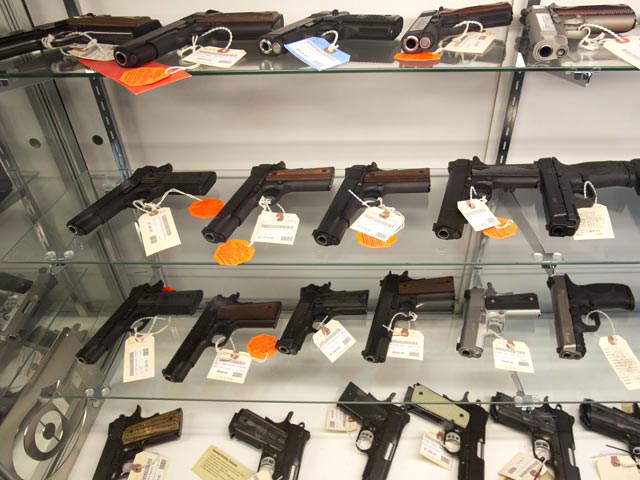 В США растет количество оружейных магазинов, объявивших себя "зонами, свободными от мусульман"