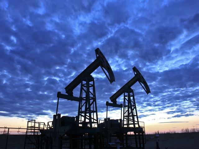 Нефть продолжила дешеветь, рубль совершает очередной виток девальвации