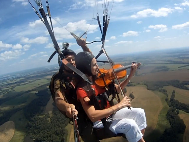 В Новосибирске музыканты записали песню, взмыв на парапланах на 650 метров над землей