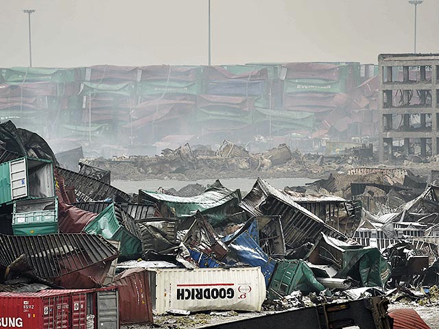 В Китае в портовом городе Тяньцзинь на севере страны, где 12 августа прогремел мощный взрыв на складе легковоспламеняющихся веществ, местные жители обеспокоены первыми осадками, из-за которых на улицах появилась странная белая пена