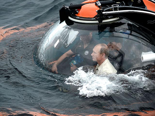 Президент России Владимир Путин погрузился в батискафе на дно Черного моря. Погружение состоялось в составе экспедиции Русского географического общества, которому сегодня исполняется 170 лет