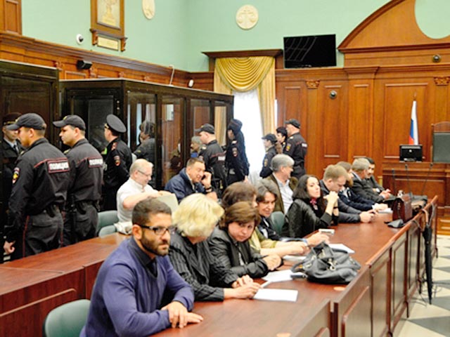 Симоновский	районный суд столицы вынес во вторник приговор членам преступной группировки мошенников-экстрасенсов, которые похитили деньги у десятков москвичей