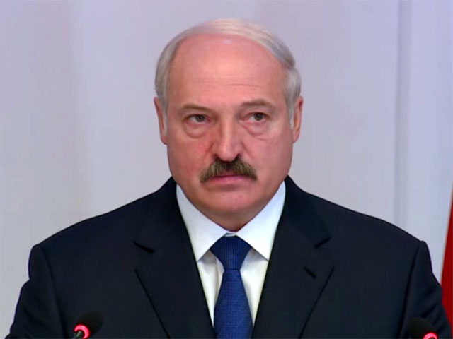 Лукашенко жалуется, что фальшивый алкоголь из России "задавил" Белоруссию