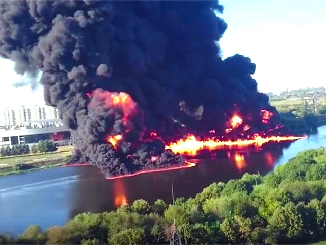 В мэрии Москвы выдвинули новую версию причины пожара на Москве-реке