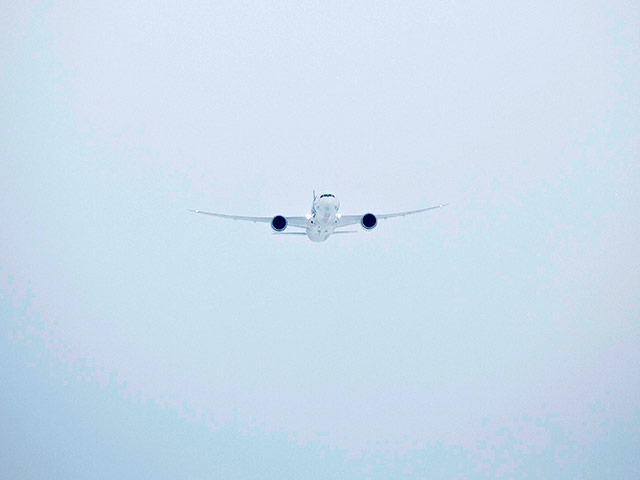 Один из крупнейших пассажирских самолетов Boeing-787 Dreamliner, следовавший из столицы Южной Кореи в столицу Великобритании, экстренно приземлился в Иркутске из-за задымления в кабине пилотов