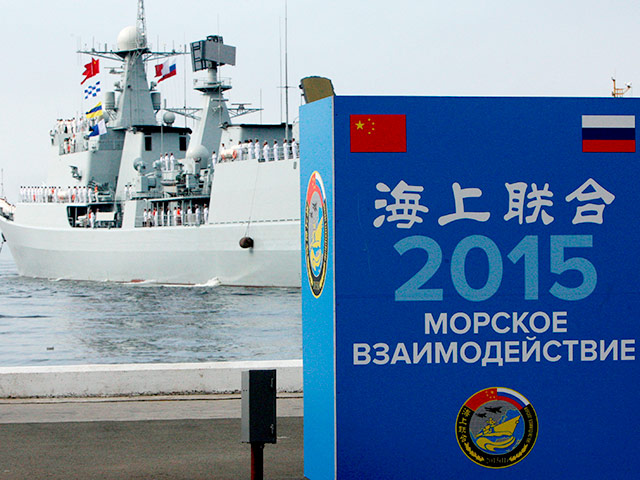 Самыми крупными из маневров стал второй этап совместных российско-китайских военно-морских учений "Морское взаимодействие - 2015", торжественно открывшихся накануне во Владивостоке