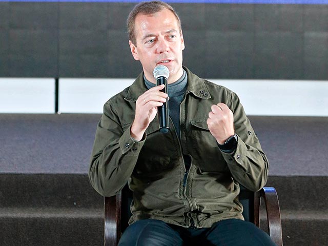 Дмитрий Медведев во время встречи с участниками всероссийского молодежного образовательного форума "Итуруп" в городе Курильске, 22 августа 2015 года