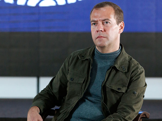Премьер Дмитрий Медведев в конце недели, ознаменованной рекордным падением курса рубля, посулил его возвращение "к нормальным уровням"