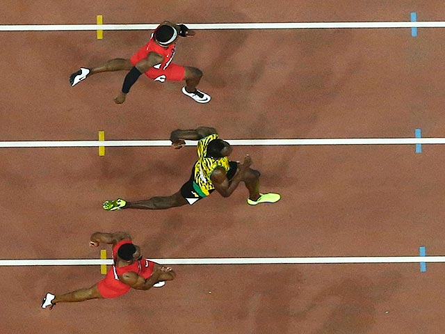 Шестикратный олимпийский чемпион Усэйн Болт из Ямайки выиграл золотую медаль в беге на 100 метров на первенстве мира по легкой атлетике в Пекине с результатом 9,79 секунды