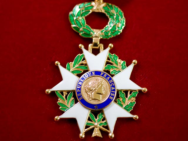 Во Франции вручили ордена Почетного легиона пассажирам, обезвредившим террориста в Thalys