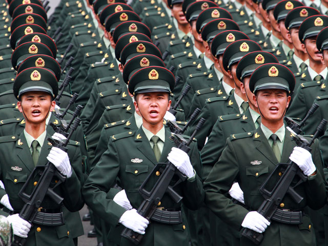 В Китае в преддверии парада в честь 70-летия победы во Второй мировой войне и Народно-освободительной войне китайского народа против японской агрессии, военнослужащий поставил необычный мировой рекорд