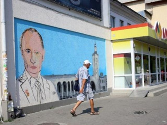 В Крыму сторонники российского президента Владимира Путина пожаловались на "осквернение" его портрета, изображенного на стене одного из зданий в Симферополе