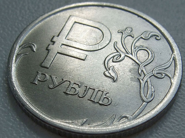 На Московской бирже возобновилось снижение курса рубля